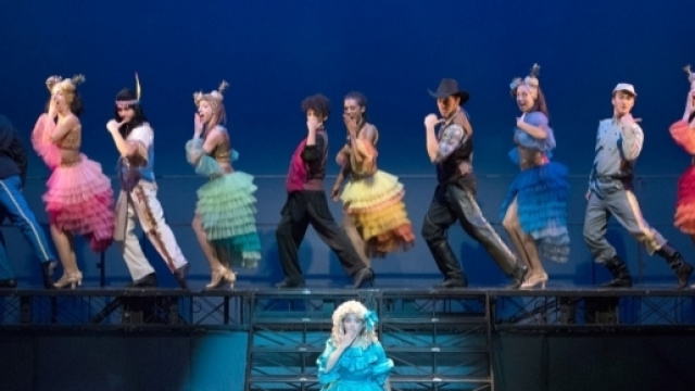 Compagnia in scena durante 'Sicuramente Amici'.