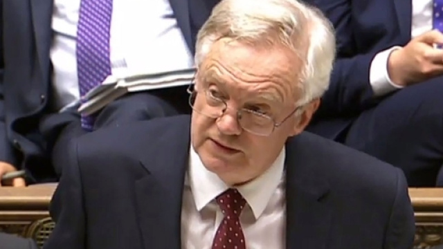Il ministro per la Brexit David Davis mentre riferisce nella House of commons