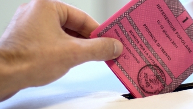 Italiano che inserisce la scheda per la votazione nel 2011