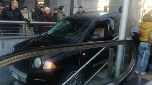 Jeep Compass imbocca i gradini della metro a Porta Nuova