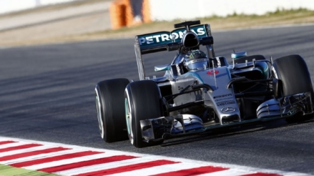 La Mercedes affronta una curva con il suo stile