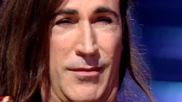 Manuel Agnelli mentre osserva una performance poco convincente