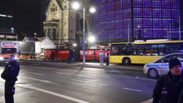 Berlino, tir contro la folla al mercato di Natale.