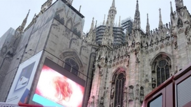 &Egrave; morto l&rsquo;uomo &egrave; caduto dalla terrazza del Duomo di Milano - La Stampa