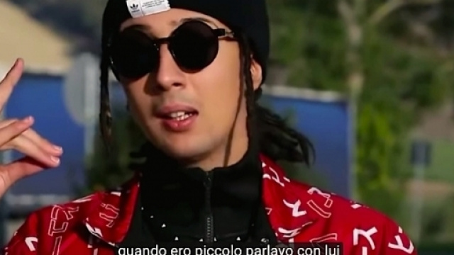 Ghali spiega il significato del gesto che &egrave; ormai diventato il suo marchio di fabbrica.