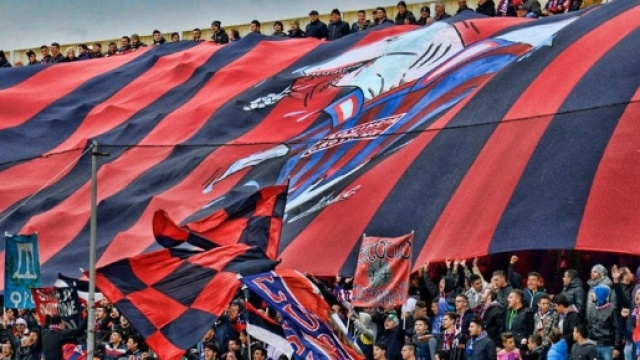 Gli ultras della Curva Sud Crotone.