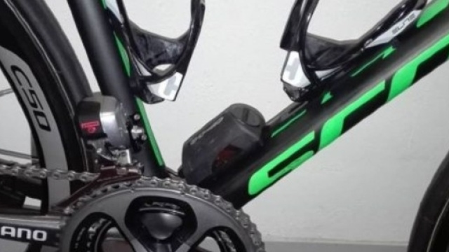 Il piccolo serbatoio sul tubo obliquo della Scott