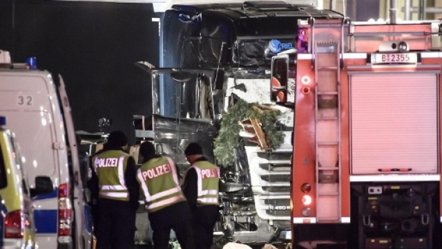 Il tir che ha attaccato il mercato di Natale a Berlino: nove le vittime della folle corsa