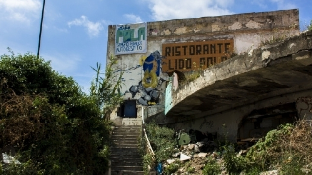 Lo scheletro del Lido Pola a Bagnoli.