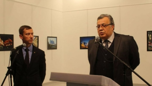 Turchia, l'ambasciatore russo ad Ankara Andrey Karlov pochi minuti ... - repubblica.it