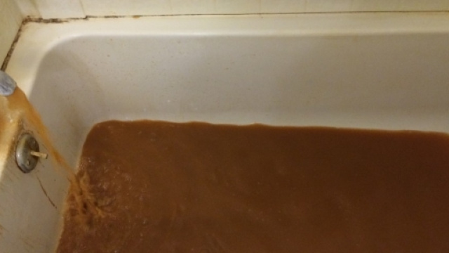 Acqua marrone e maleodorante a St. Joseph: stato d'emergenza