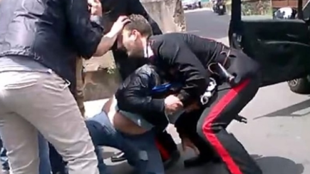 Carabinieri aggrediti dalla folla per aver fermato un sospetto: il ... - today.it