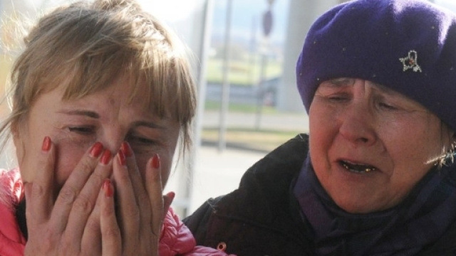 I familgiari delle vittime attendono di poetere dare l'ultimo saluto ai loro cari