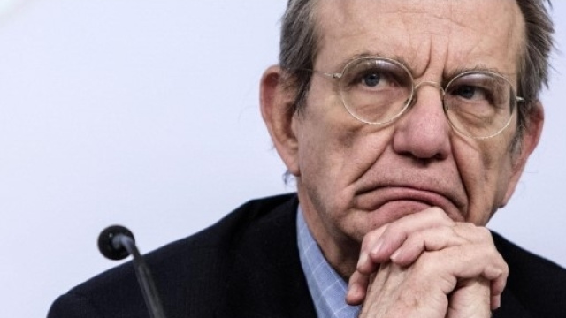 Il ministro Padoan chiede 20 miliardi per il salva banche