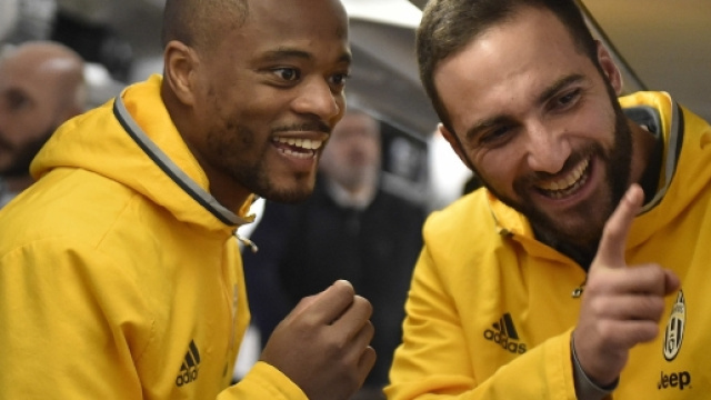 La Juventus vola a Doha: Higuain ed Evra, che sorrisi sull'aereo.