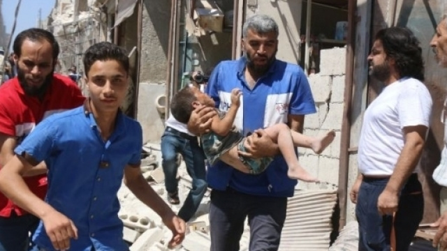 Bambino portato in salvo dopo bombardamento