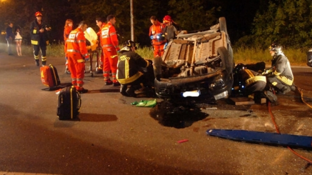 Calabria: auto contro rotatoria, due vittime e due feriti (foto di repertorio)