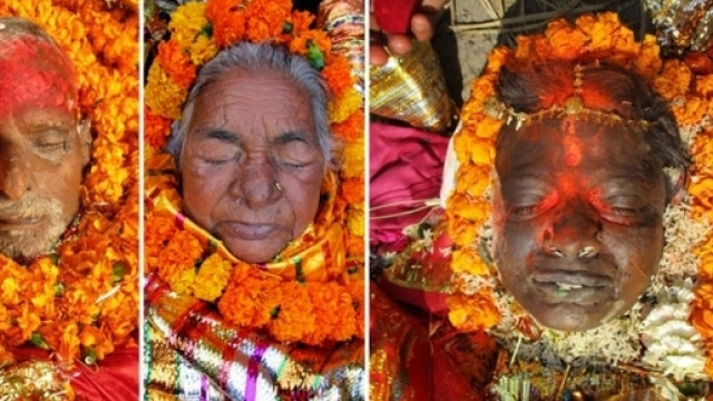 Alcune foto scattate dal giovane fotografo Indra Kumar Jha, ai defunti sulle rive del Gange