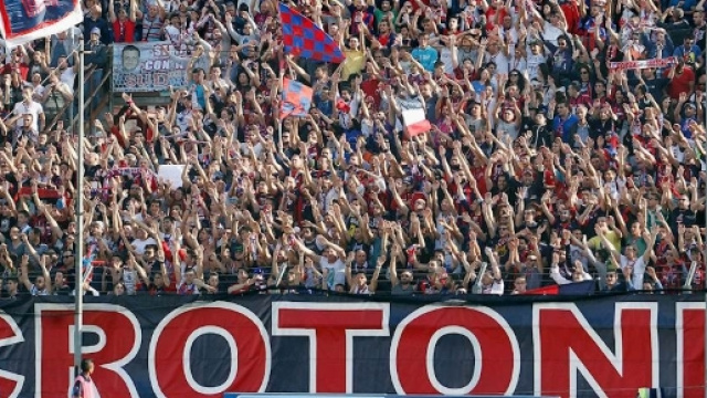 I tifosi del Crotone, squadra calabrese di Serie A.