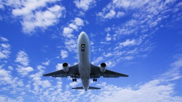 Un aereo di linea mentre &egrave; in fase di atterraggio