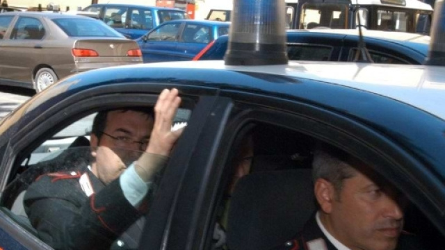 Mantova, chiede 300.000 euro ai carabinieri per evitare attentati ai treni