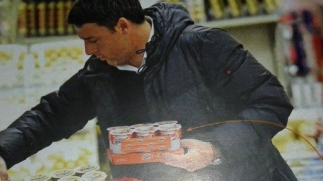 Matteo Renzi alle prese con il carrello della spesa
