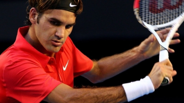 Un'immagine di Roger Federer intento ad eseguire uno dei suoi splendi colpi - superscommesse.it
