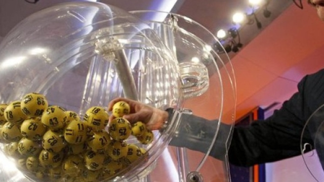 Vigilia con il Superenalotto ecco i numeri estratti