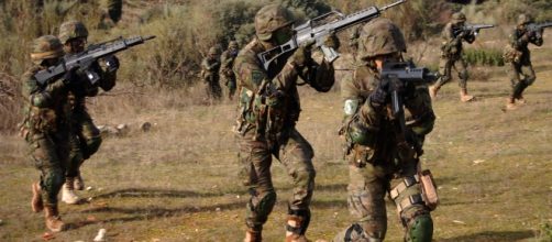 &iexcl;ASALTO! La fuerza arma en ristre se lanza a atacar el objetivo.