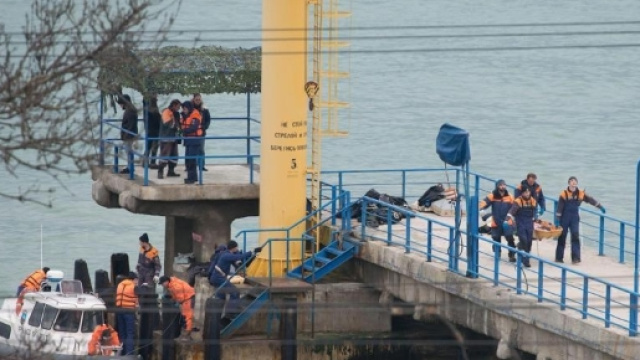 Il recupero dei corpi dell'aereo militare russo precipitato nel Mar Nero