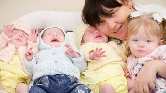 Donna inglese partorisce 4 figli nel giro di 11 mesi