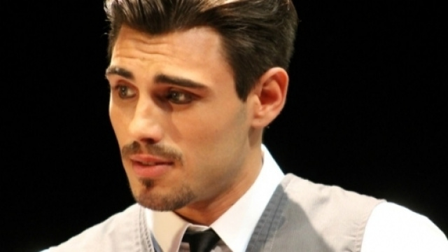 In questo mondo di eroi": Francesco Monte da Uomini e Donne al teatro - gentevip.it
