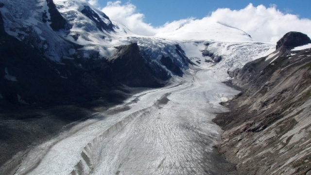 Ritiro dei ghiacciai montani, in foto il nevaio di Pasterze in Austria