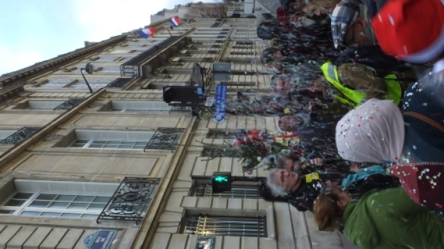 Les militants revendicatifs r&eacute;unis autour du sapin de No&euml;l. Au micro Jean-Baptiste Eyraud