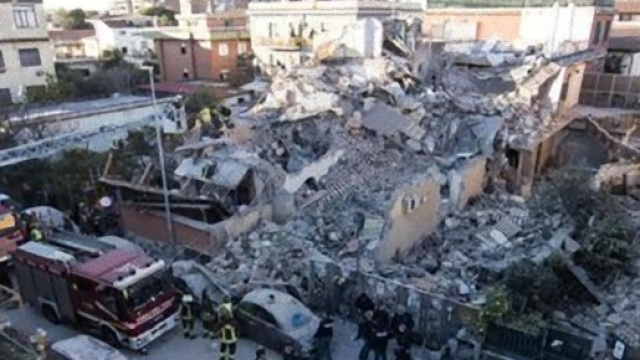 Crollo palazzina ad Acilia, periferia di Roma.