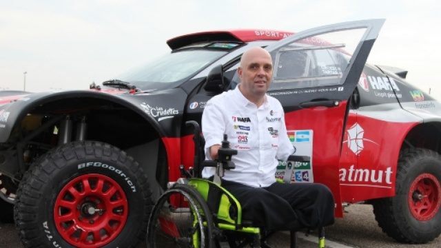 PHILIPPE CROIZON devant sa voiture.