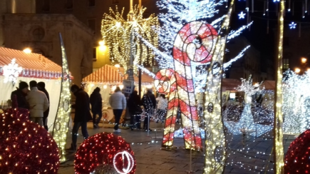 Piazza Sant'oronzo colma di luminarie