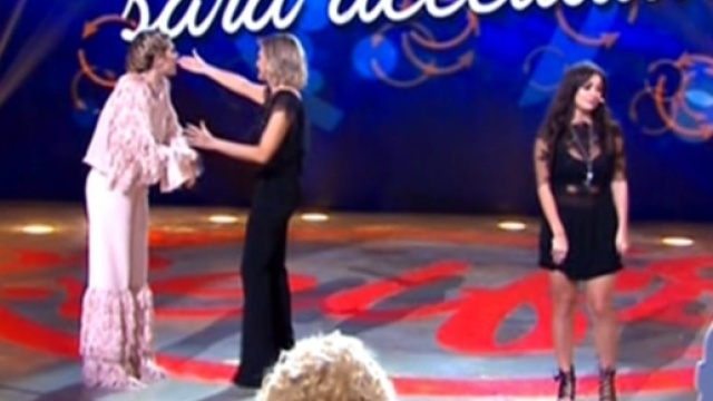 Selfie, scintille tra Paola Caruso e Alessia Macari