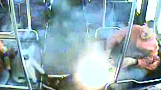 Sigaretta elettronica scoppia sul bus: paura in California