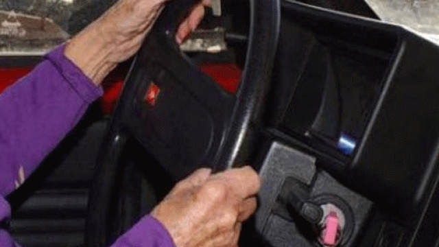 una anziana al volante, per fortuna prudente