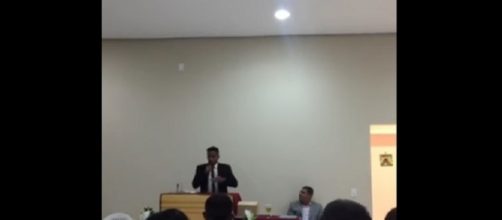 Jogador do chapeco fazendo prega&ccedil;&atilde;o