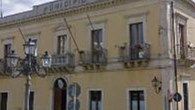 Il Municipio di Solarino in piazza Plebiscito