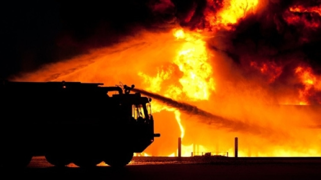 Il pullman di una squadra prende fuoco.