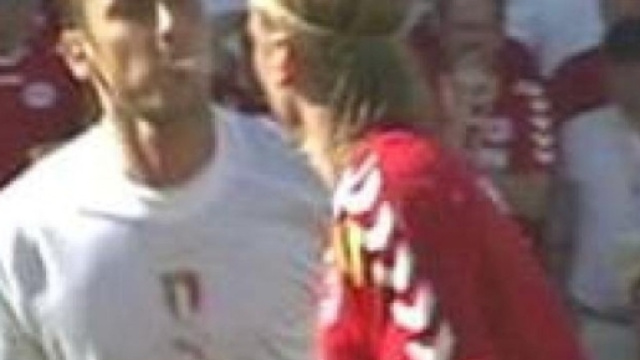 Lo sputo di Francesco Totti al danese Poulsen