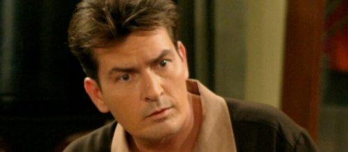 Charlie Sheen revelou ao p&uacute;blico que tem o v&iacute;rus da AIDS