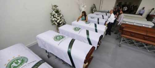 F&atilde;s prestam suas homenagens &agrave;s v&iacute;timas (foto: G1)