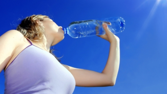 Bere molta acqua fa bene o male?