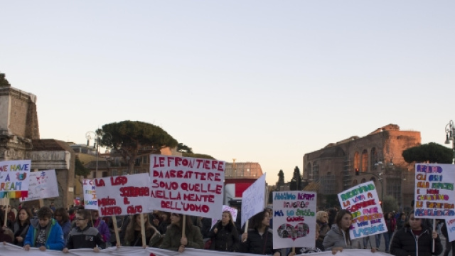 corteo No border sfila al Colosseo
