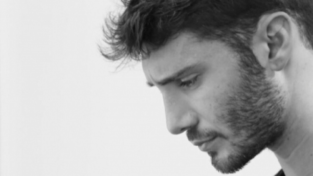 Gossip: Stefano De Martino torna a far parlare per uno scatto 'ambiguo'.