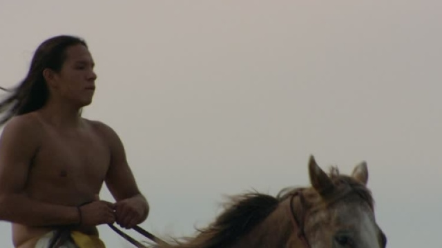 Indiano Sioux a cavallo nelle praterie.